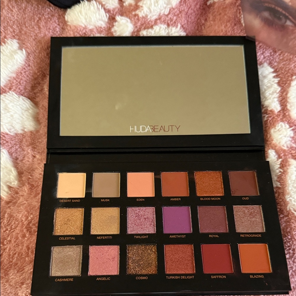 Huda eyeshadow pattete